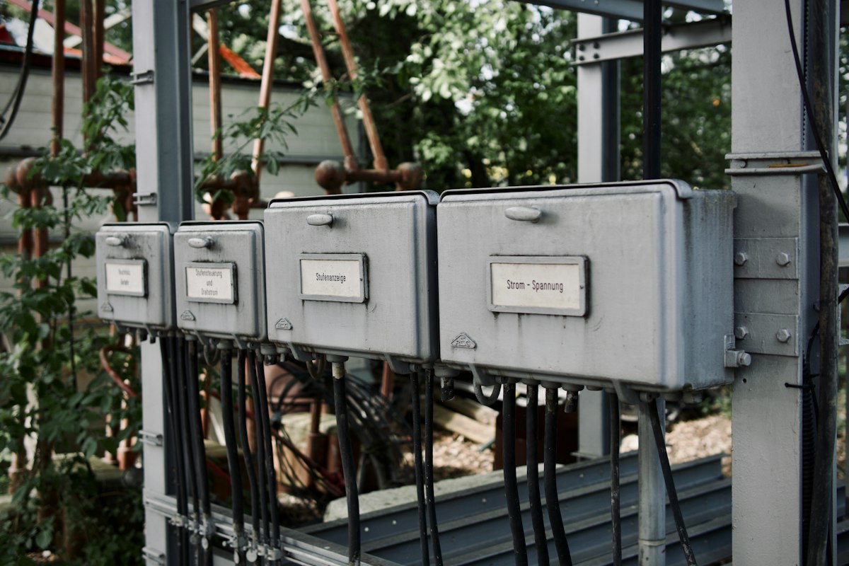 Coffrets et compteurs électriques alignés sur un mur